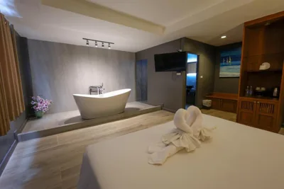 디럭스 더블룸 바다 전망 — Rico's Patong Hotel